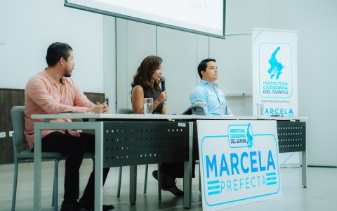 La Prefecta Marcela Aguiñaga lideró la Mesa de Diálogo.