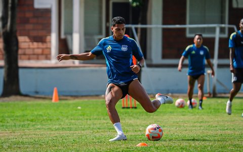 Luis Fernando León entrena con normalidad y podría ser titular en Emelec ante Manta.