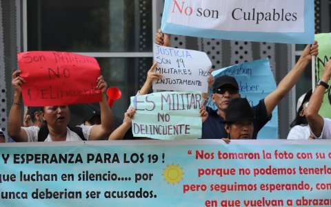 Familiares protestaron afuera del complejo judicial exigiendo justicia para los militares