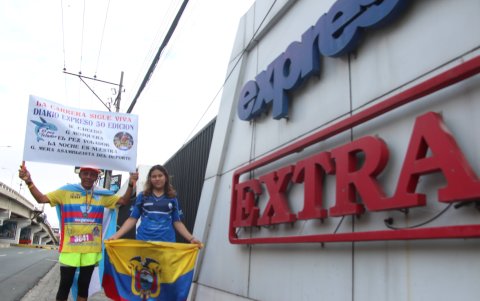 Wilson y su ahijada Génesis Parrales, tras cumplir la distancia que tuvo como meta las puertas de Diario EXPRESO y EXTRA.