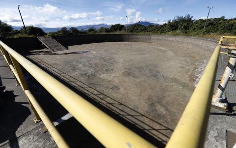 Este 23 de julio, uno de los reservorios de agua cruda estaba vacío. El otro alcanzó los 3.500 metros cúbicos.