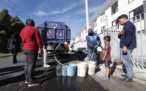 El abastecimiento con tanqueros seguirá en barrios del sur hasta que el agua llegue a todos los barrios.