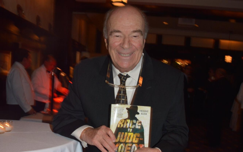 El juez Block también es conocido por hacer stand up comedy bajo el seudónimo Judge Felix Schmeckler.