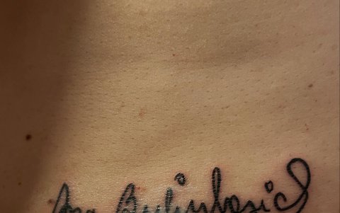 El tatuaje de la firma de Anita.