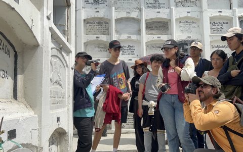 Charlas. Priscilla Zerega Garaycoa ilustra a los jóvenes sobre los aportes que hicieron al cine ecuatoriano los personajes que yacen en cada uno de los nichos que visitan.