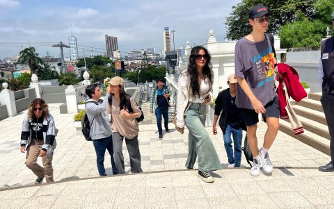 Cerca de 30 jóvenes visitaron el Cementerio Patrimonial de la Junta de Beneficencia de Guayaquil. Ellos son estudiantes de la Facultad de Artes de la UCG.