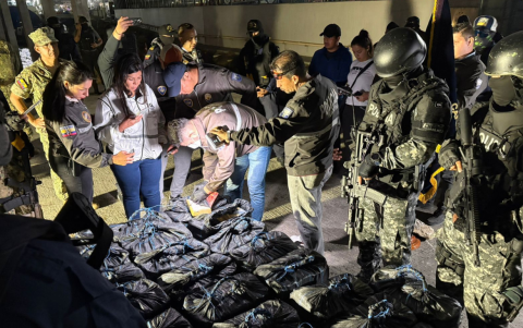 Operativo de la Armada frente a costas de Manta incauta 1,8 toneladas de cocaína valorada en 45 millones de dólares.