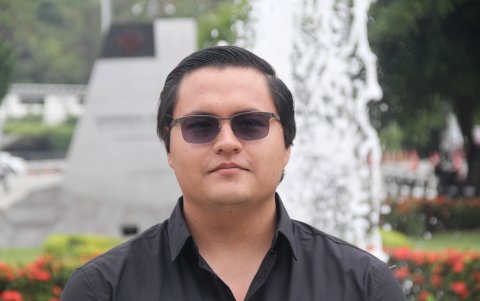 Edmundo transforma ideas en ilustraciones y campañas, combinando pasión creativa y formación profesional