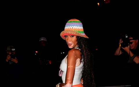 La modelo Winnie Harlow luce un traje elaborado con crochet.