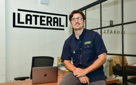 Cristóbal Toledo es el fundador de Lateral Global Lateral - Conectamos, negocio que labora con marcas con deportistas.