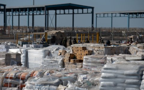 Cajas de ayuda humanitaria se descomponen a la intemperie en el cruce de Kerem Shalom, este jueves 24 de julio de 2025, (Israel).