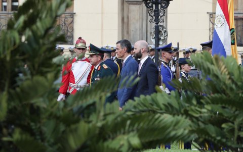 El presidente del Gobierno de España, Pedro Sánchez (c), llega al Palacio de López para reunirse con el presidente de Paraguay, Santiago Peña, este miércoles en Asunción (Paraguay).