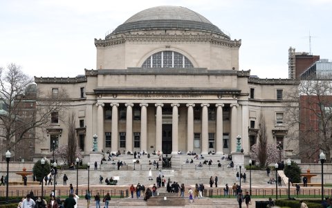 Se ven estudiantes en el campus de la Universidad de Columbia el 14 de abril de 2025, en la ciudad de Nueva York.