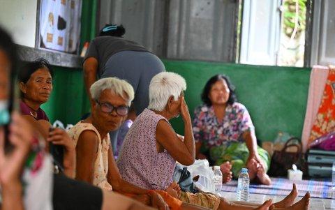 Los evacuados de edad avanzada se sientan en un centro de evacuación del gobierno tailandés en la provincia de Surin, Tailandia, el 24 de julio de 2025.