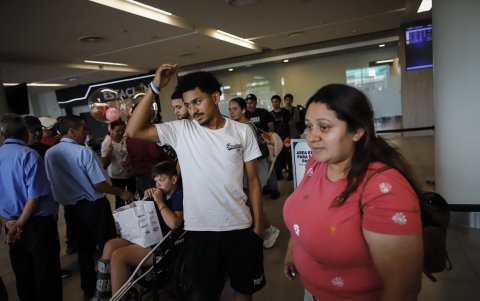 Emerson Colindres, de 19 años, junto a su madre, Ada Bell Baquedano, a su llegada al Aeropuerto Internacional de Palmerola en Tegucigalpa el 24 de junio de 2025.