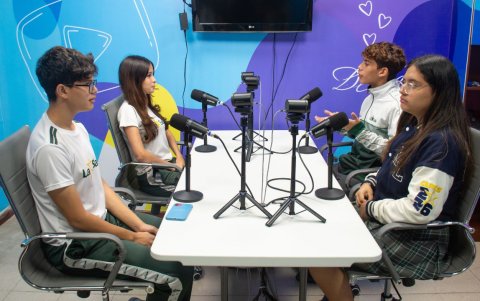La Salle apuesta por la innovación educativa al crear un estudio profesional de podcast donde jóvenes abordan temas cotidianos