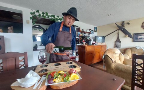 Nelson Quillupangui ofrece una variedad de 20 vinos en su emprendimiento Murco Kachipamba.