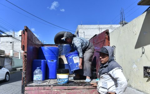 Alternativa. Habitantes de sectores altos acudieron a vertientes para recolectar agua y usarla en baños, hasta que el servicio llegue.