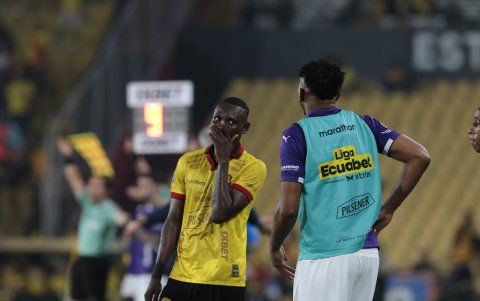 Janner Corozo, con expresión evidente de malestar luego de la derrota de Barcelona ante Liga de Quito.