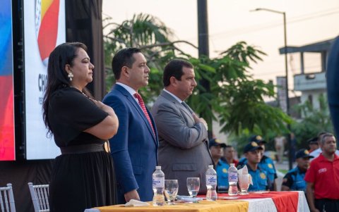 Aurora Valle, gobernadora de Manabí; Leonardo Rodríguez, alcalde de Chone; y Leonardo Orlando, prefecto de la provincia, en la sesión solemne de 131 años de Chone.