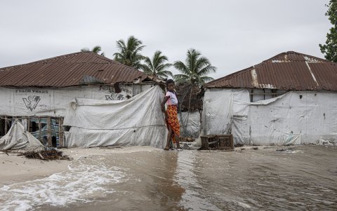 Una niña se encuentra junto a una casa durante la marea alta en la isla de Nyangai, el 30 de abril de 2025.