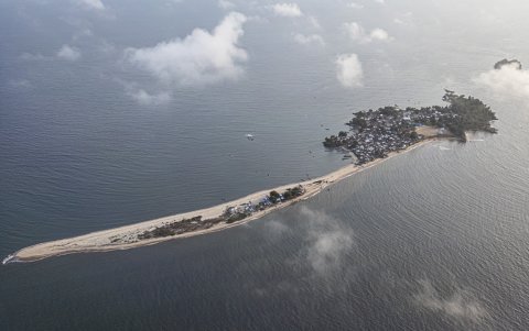 Una vista aérea de las estructuras en la isla Plantain, amenazada por las subidas de las mareas diarias.