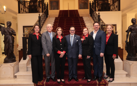 Caterina Costa, Guillermo Wright, Lily de Wright, Alberto Rigaíl, Esperanza de González, Roberto Wright y Diana de Pérez.