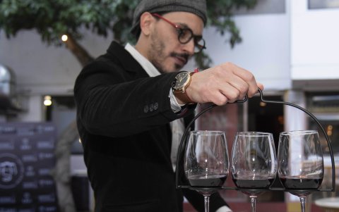 Cada cata viene con tres copas de tres cepas distintas de vino de un mismo país. Hay opciones como Francia, Argentina, y más.
