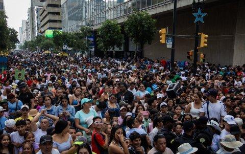 Guayaquileños acuden a la sesión solemne y posterior concierto de salsa.