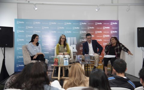 La escritora fue parte de un conversatorio sobre los territorios imaginados en la capital.