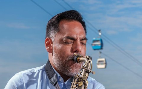 Proviene de una familia de músicos.