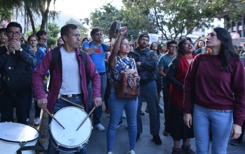 En los exteriores del Ministerio de Cultura y Patrimonio de la capital, artistas, gestores y miembros de entidades culturales protestaron por la fusión de esa entidad.