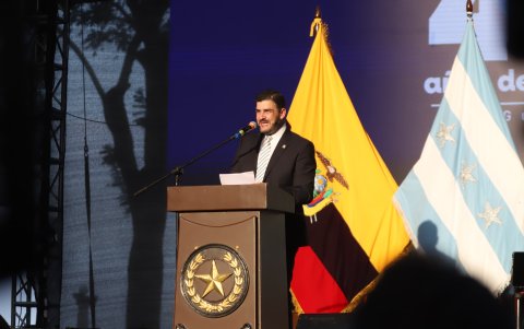 Aquiles Álvarez preside el acto conmemorativo en el Malecón 2000, acompañado por autoridades locales.