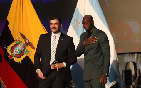 Entre los condecorados figuró el periodista Felipe Caicedo.