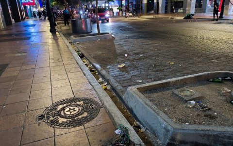 Botellas de licor quedaron regadas sobre las veredas del bulevar 9 de Octubre tras la celebración del 25 de julio, evidenciando el descontrol nocturno