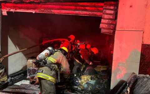 Un incendio se registró en un local comercial ubicado en avenida Machala y Capitán Nájera, en el centro de Guayaquil.