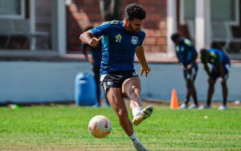 Alexander González se alista para saltar como titular por la banda derecha del Bombillo.