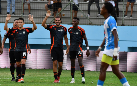 Facundo Castelli marca el tercer gol para Emelec ante Manta, en un partido clave por la clasificación al hexagonal.