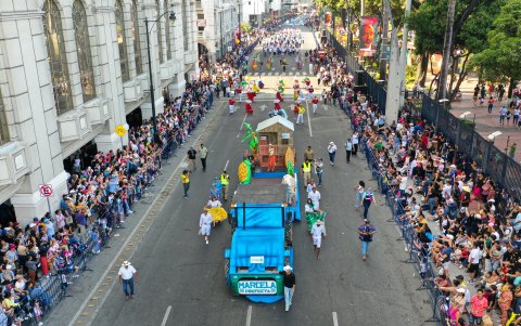 Seis carros alegóricos temáticos hubo en la presentación: desde el encebollado gigante hasta la icónica iguana, cada carro representó la esencia y tradiciones del Guayas.