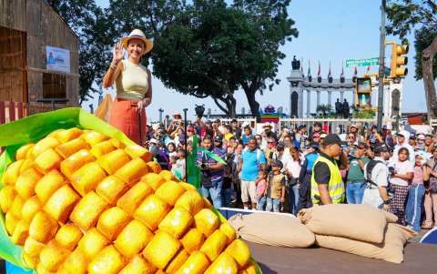 La prefecta Marcela Aguiñaga durante el desfile de los carros alegóricos, la tarde de este 26 de julio.