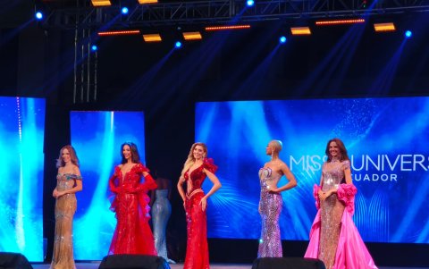 Las cinco finalistas de Miss Universo Ecuador 2025: Mariola Vejarano (Guayas), Christie Thermidor (Región Sierra), Daphne Currat (Tungurahua), Nadia Mejía (Comunidad USA) y Christiane Marques (Guayaquil), momentos antes de conocerse a la nueva reina nacional.