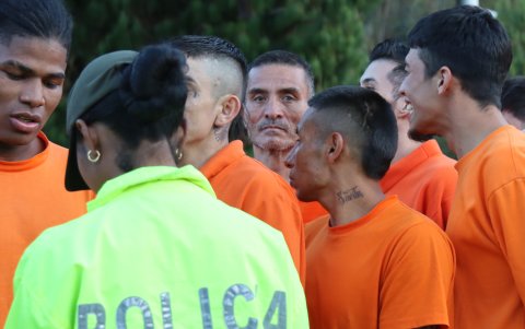 El gobierno ecuatoriano dejó a un primer grupo de presos colombianos en el Puente Internacional de Rumichaca en la frontera entre Ecuador y Colombia.