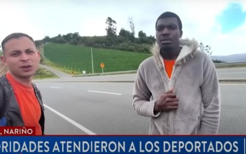 Dos presos colombianos liberados dieron una declaración a Noticias Caracol cuando caminaban por la Panamericana Norte, en Ipiales, Colombia.