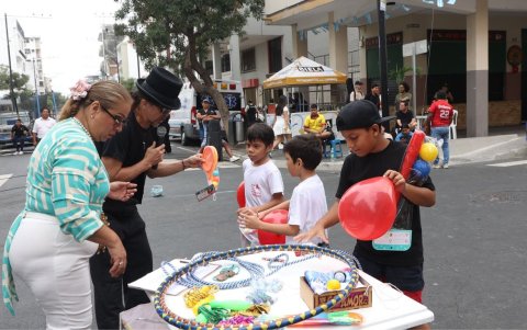 El festival se realiza en las calles Córdova y Mendiburu, zona peatonalizada para que turistas nacionales y extranjeros disfruten de la oferta cultural y gastronómica.