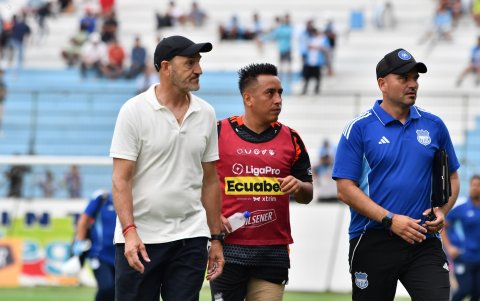 Guillermo Duró (i) se estrenó con una victoria en Emelec.