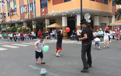 David Saavedra (derecha) dirigió los juegos tradicionales en la novena edición del Festival de la calle Córdova.