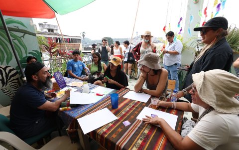 La gestora cultural Ana Rivas (derecha) contó a los asistentes del recorrido las acciones que realiza el colectivo Conciencia Positiva.