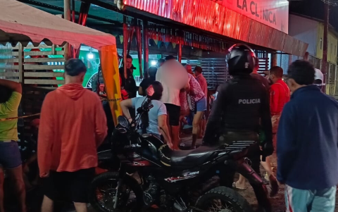 Vecinos y curiosos observan el lugar del tiroteo que dejó 19 muertos y 14 heridos en El Empalme.