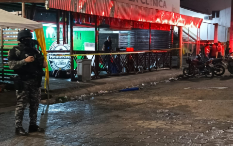 Policía Nacional resguarda la escena tras masacre en distribuidora de licores en El Empalme.