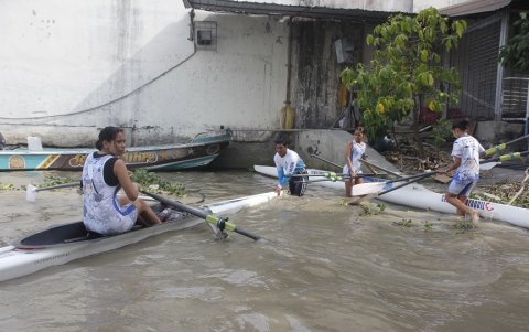 Aquí comienza todo, Daniela Tadino ya esa en el bote, las hermanas Quiroz sigue lo que será un entrenamiento más.
